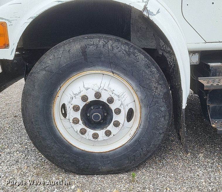 image for item DR4816 2000 International  4900 oil distributor truck