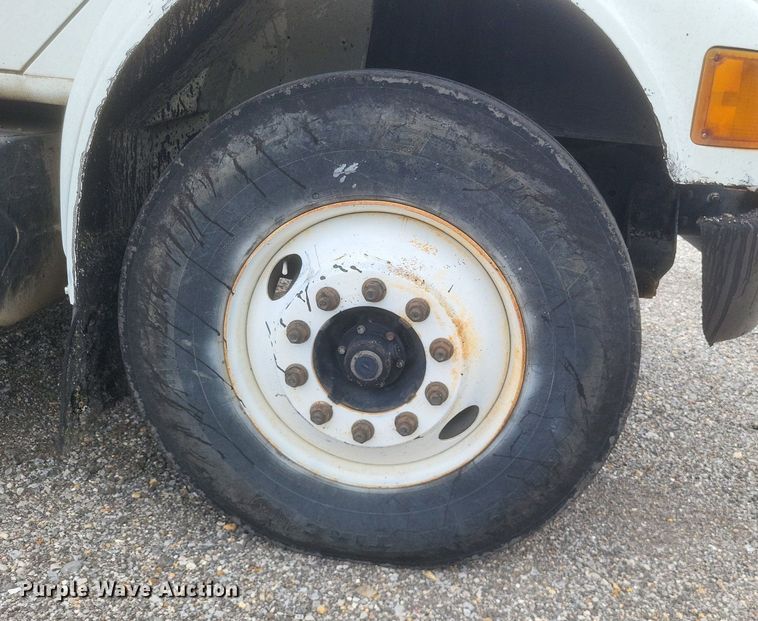 image for item DR4816 2000 International  4900 oil distributor truck