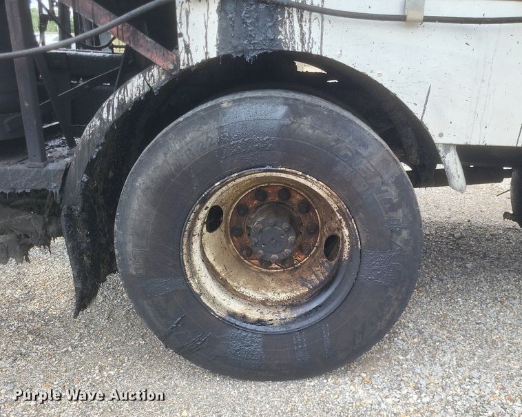 image for item DR4816 2000 International  4900 oil distributor truck