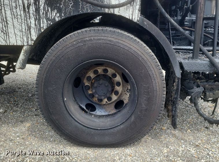 image for item DR4816 2000 International  4900 oil distributor truck