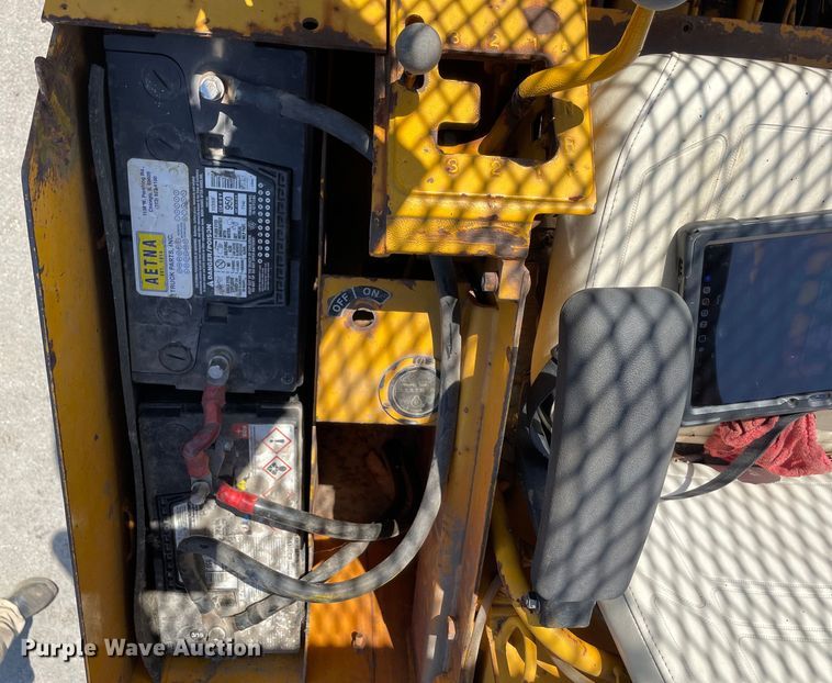 image for item DS5511 1975 John Deere  555-A track loader