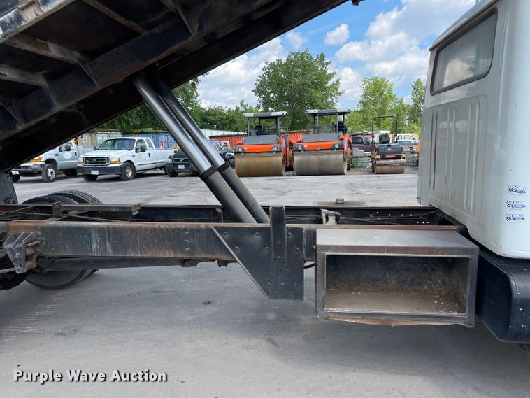 image for item DS5518 1996 International  4700 dump truck