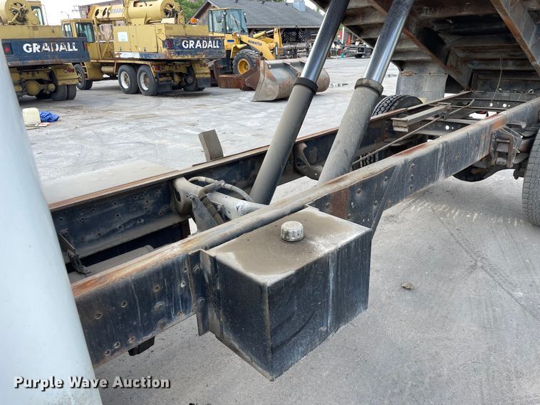 image for item DS5518 1996 International  4700 dump truck