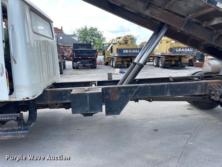 image for item DS5518 1996 International  4700 dump truck