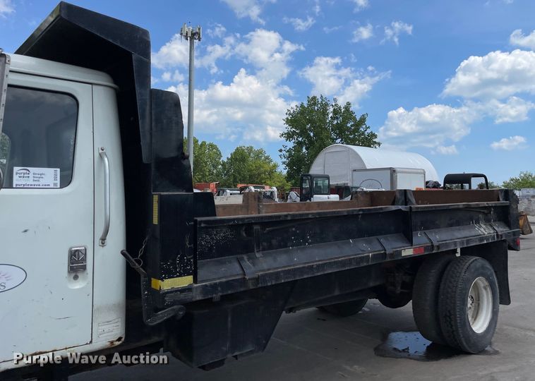image for item DS5518 1996 International  4700 dump truck