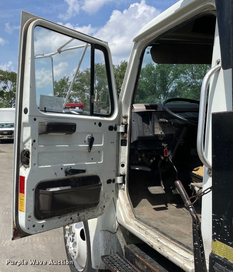 image for item DS5518 1996 International  4700 dump truck