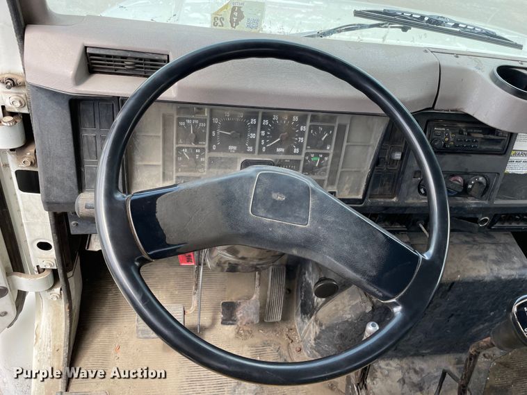 image for item DS5518 1996 International  4700 dump truck