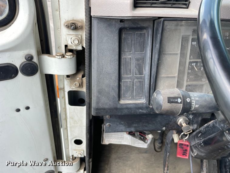 image for item DS5518 1996 International  4700 dump truck