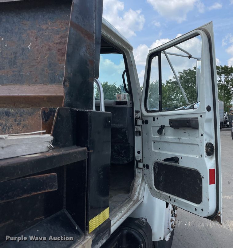 image for item DS5518 1996 International  4700 dump truck