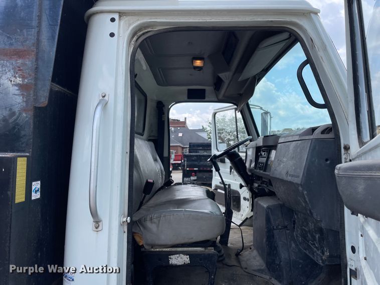 image for item DS5518 1996 International  4700 dump truck