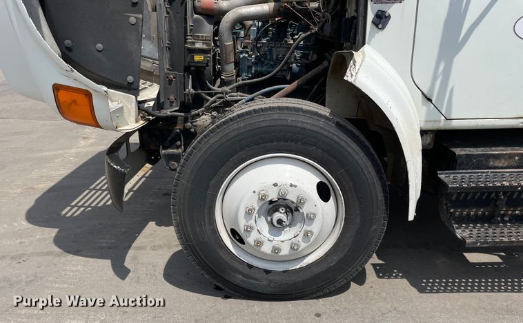 image for item DS5518 1996 International  4700 dump truck