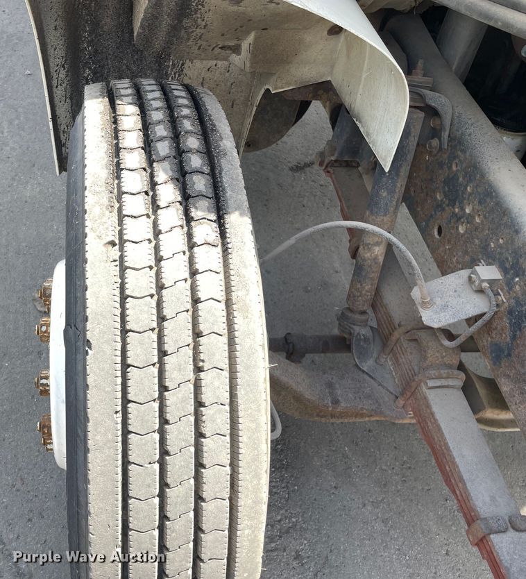 image for item DS5518 1996 International  4700 dump truck