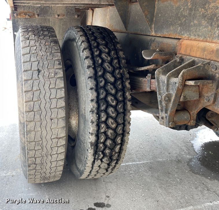 image for item DS5518 1996 International  4700 dump truck