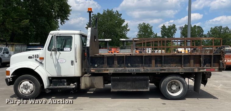 image for item DS5519 1998 International  4700 dump flatbed truck