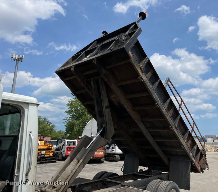 image for item DS5519 1998 International  4700 dump flatbed truck