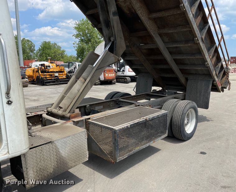 image for item DS5519 1998 International  4700 dump flatbed truck