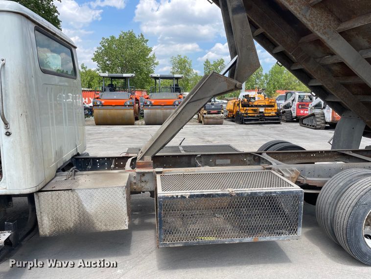 image for item DS5519 1998 International  4700 dump flatbed truck