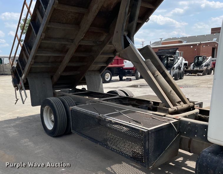 image for item DS5519 1998 International  4700 dump flatbed truck