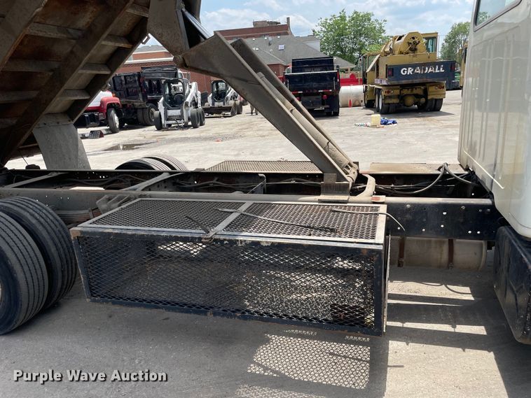 image for item DS5519 1998 International  4700 dump flatbed truck