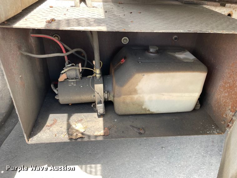 image for item DS5519 1998 International  4700 dump flatbed truck