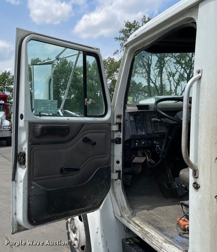 image for item DS5519 1998 International  4700 dump flatbed truck