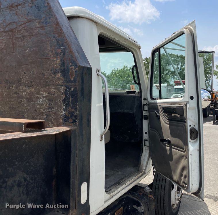 image for item DS5519 1998 International  4700 dump flatbed truck