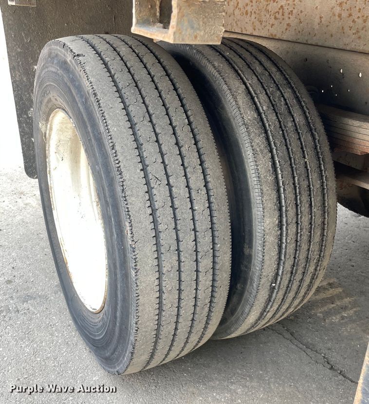 image for item DS5519 1998 International  4700 dump flatbed truck