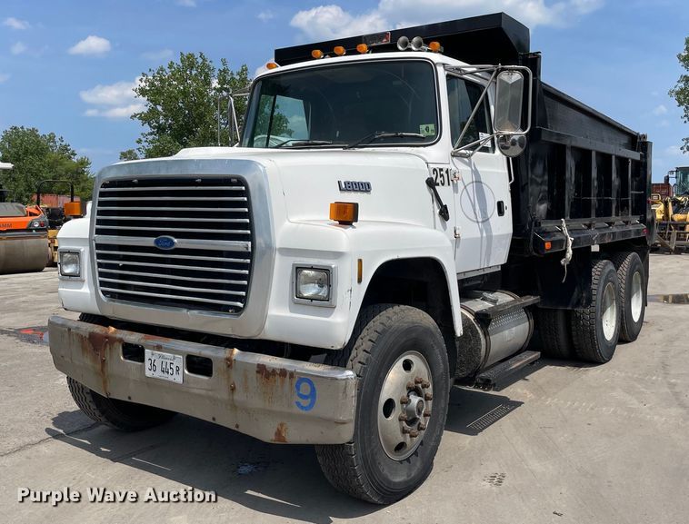 image for item DS5520 1995 Ford  L8000 dump truck