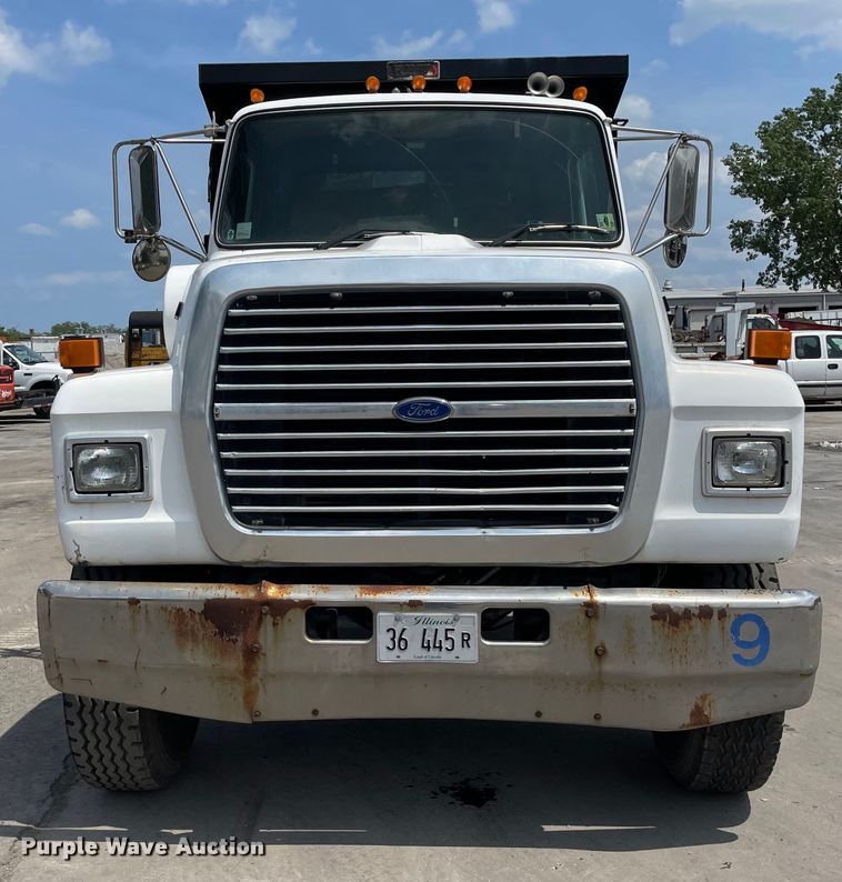 image for item DS5520 1995 Ford  L8000 dump truck