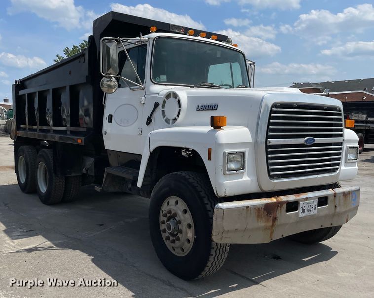 image for item DS5520 1995 Ford  L8000 dump truck