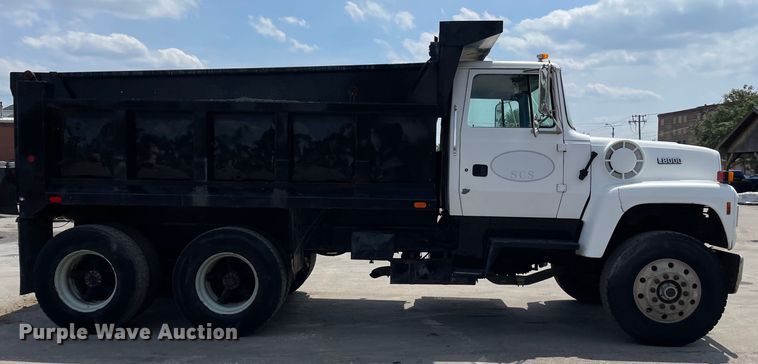 image for item DS5520 1995 Ford  L8000 dump truck