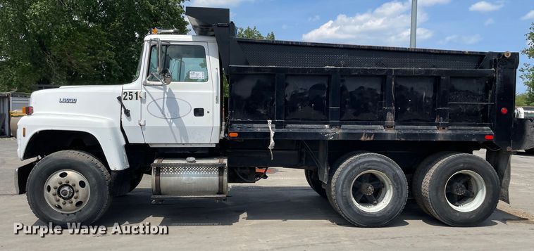 image for item DS5520 1995 Ford  L8000 dump truck