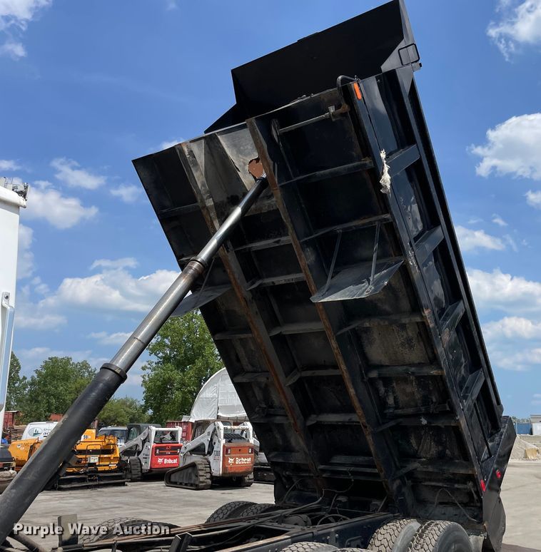 image for item DS5520 1995 Ford  L8000 dump truck