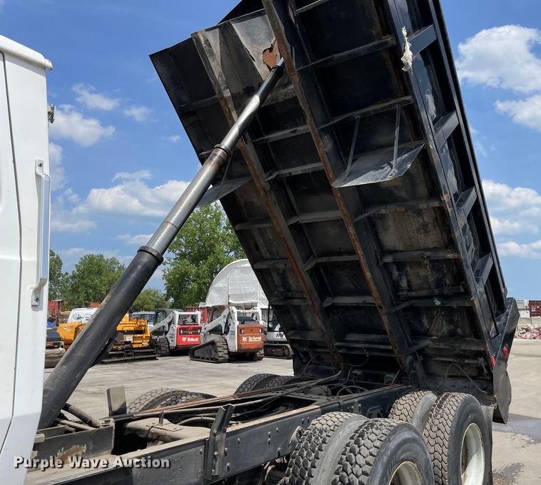 image for item DS5520 1995 Ford  L8000 dump truck
