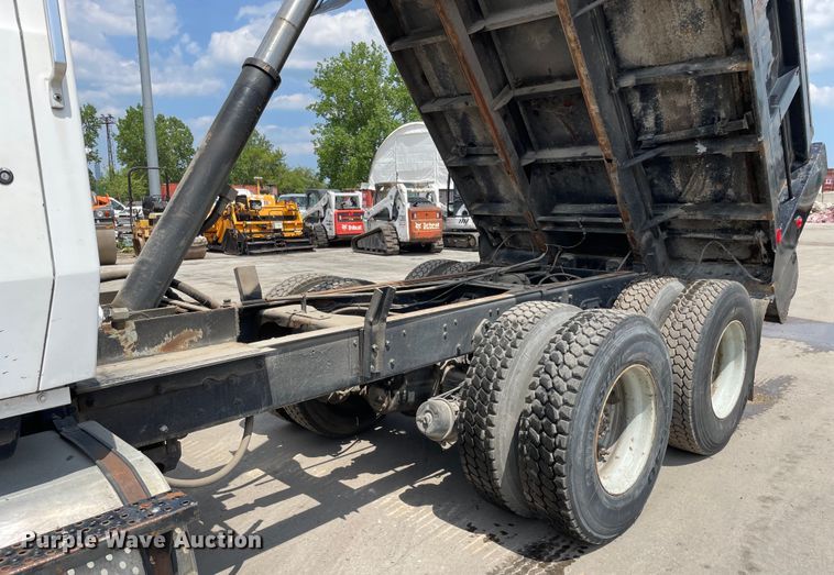 image for item DS5520 1995 Ford  L8000 dump truck