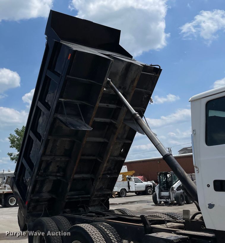 image for item DS5520 1995 Ford  L8000 dump truck