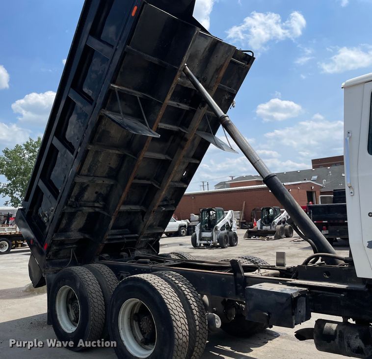 image for item DS5520 1995 Ford  L8000 dump truck