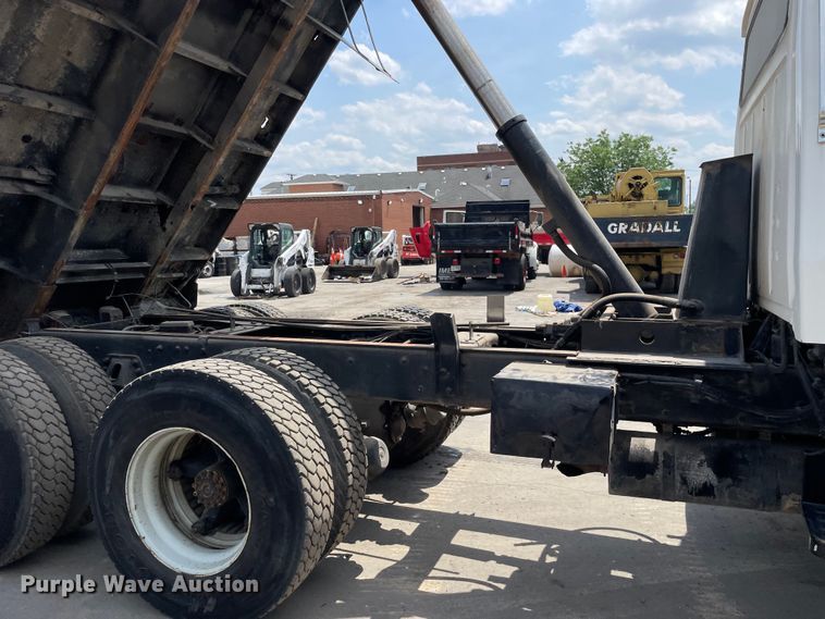 image for item DS5520 1995 Ford  L8000 dump truck