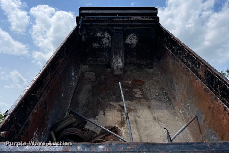 image for item DS5520 1995 Ford  L8000 dump truck