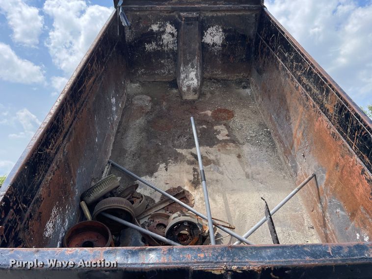 image for item DS5520 1995 Ford  L8000 dump truck