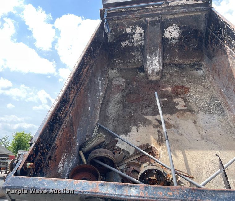 image for item DS5520 1995 Ford  L8000 dump truck