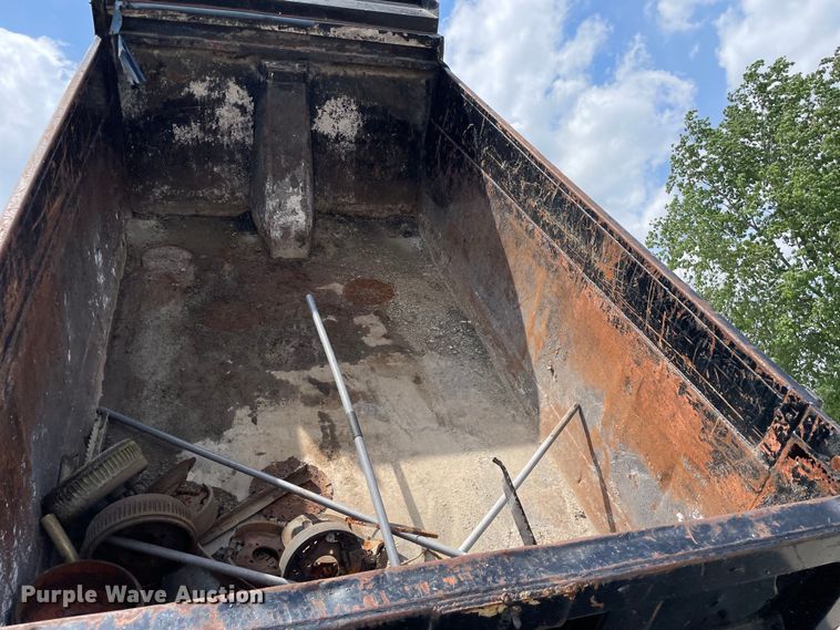 image for item DS5520 1995 Ford  L8000 dump truck