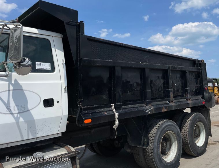 image for item DS5520 1995 Ford  L8000 dump truck