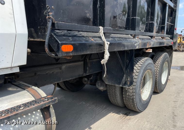 image for item DS5520 1995 Ford  L8000 dump truck