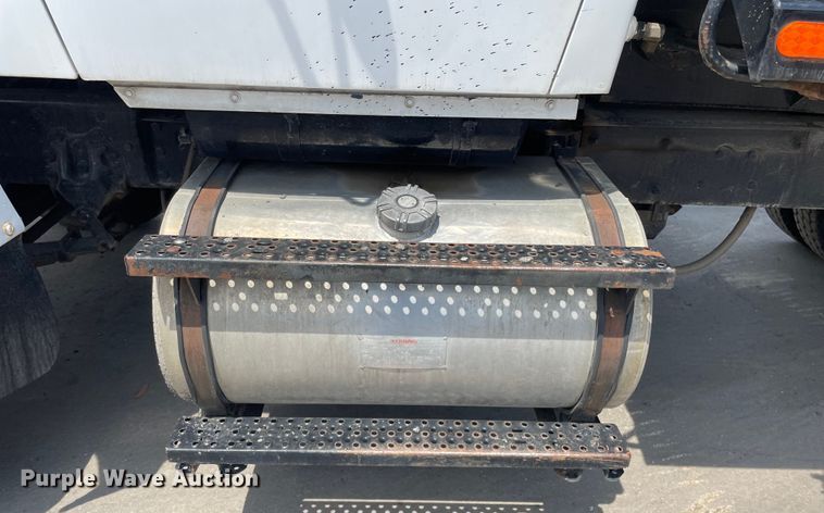 image for item DS5520 1995 Ford  L8000 dump truck