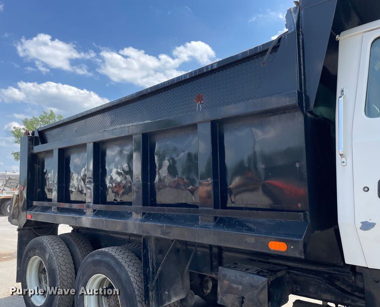 image for item DS5520 1995 Ford  L8000 dump truck