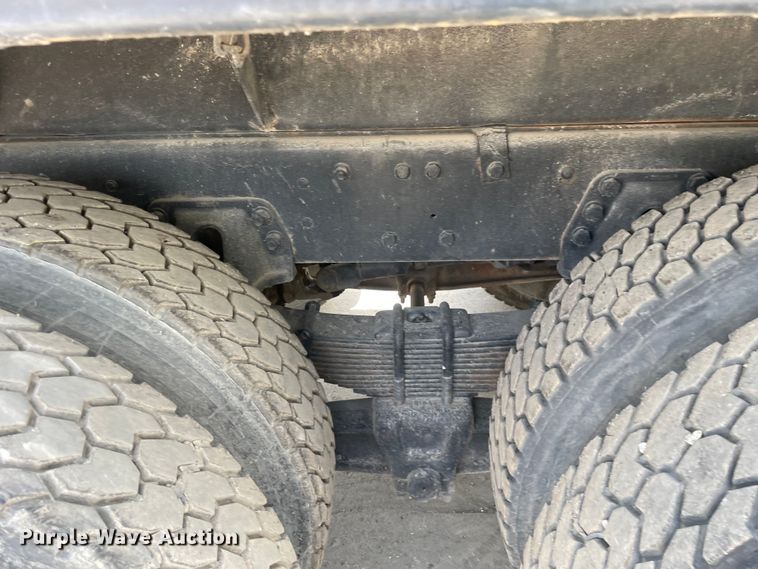 image for item DS5520 1995 Ford  L8000 dump truck