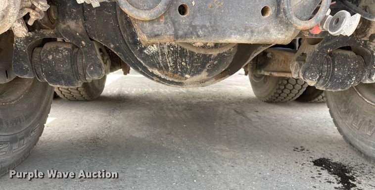 image for item DS5520 1995 Ford  L8000 dump truck