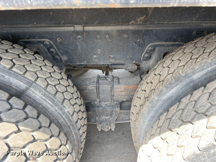 image for item DS5520 1995 Ford  L8000 dump truck