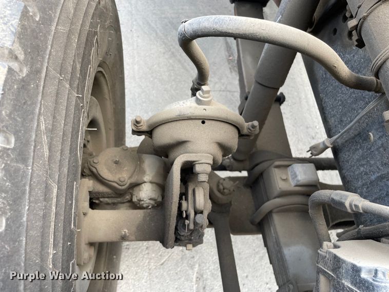 image for item DS5520 1995 Ford  L8000 dump truck